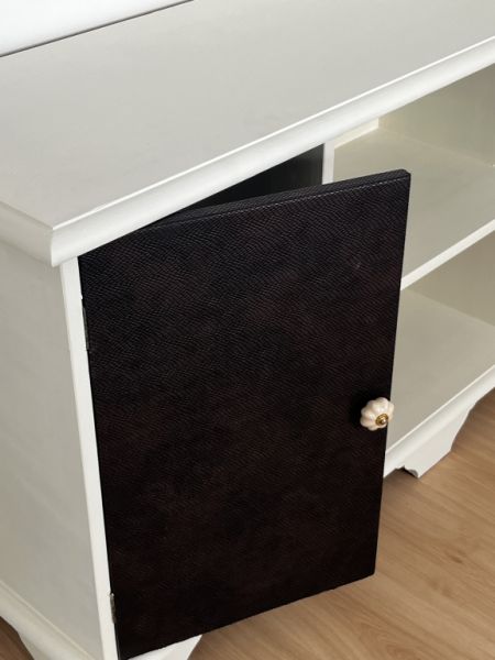 Aparador de 150cm de largo recubierto de cuero artificial