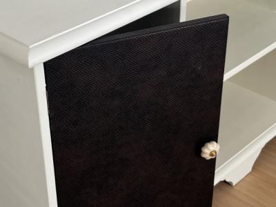 Aparador de 150cm de largo recubierto de cuero artificial