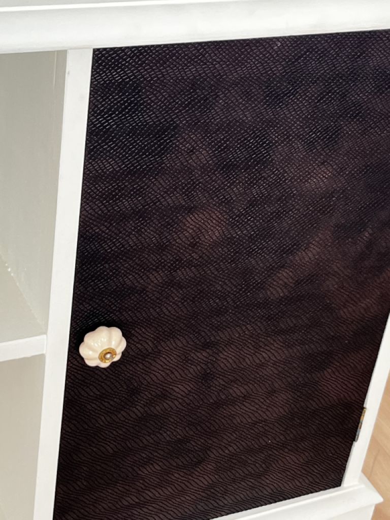 Aparador de 150cm de largo recubierto de cuero artificial