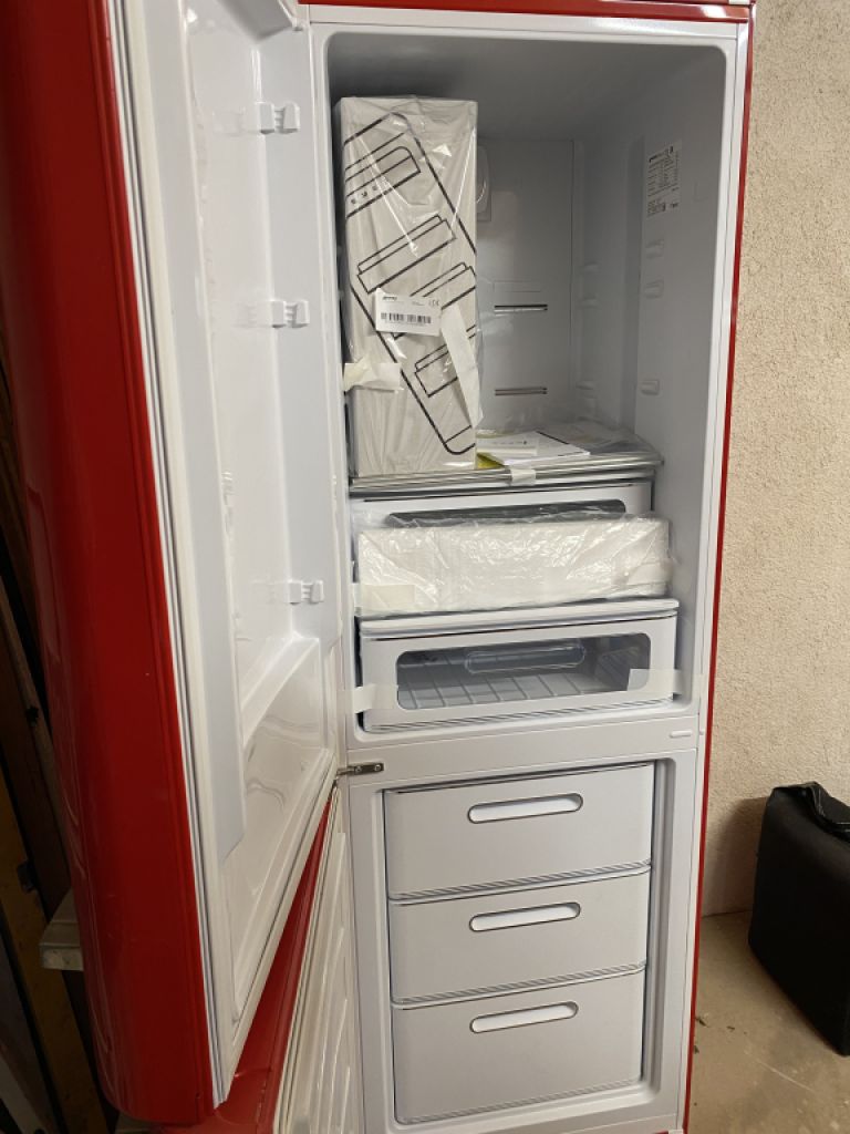 SMEG FAB32 fridge-freezer combination  New - never used - left-hinged - red