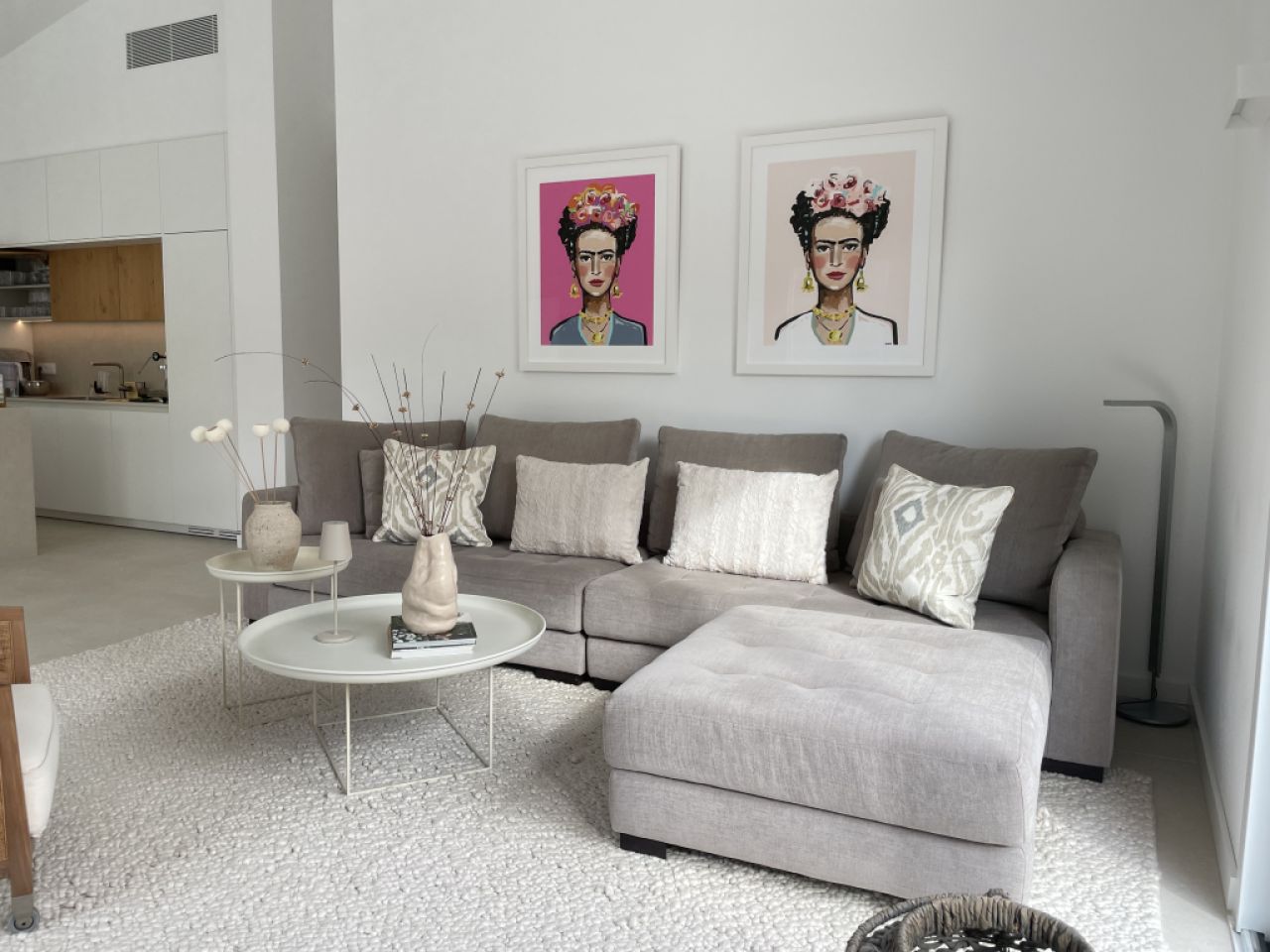 Sofa in the trendy color taupe