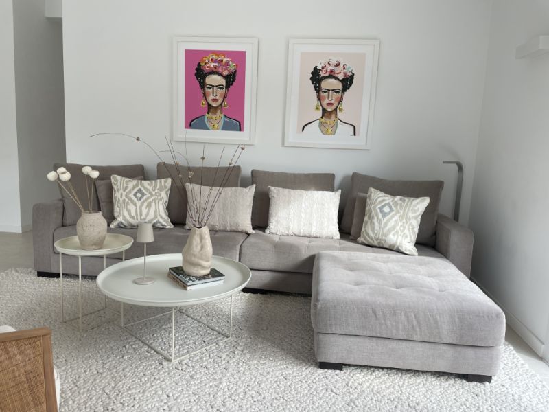 Sofa in the trendy color taupe