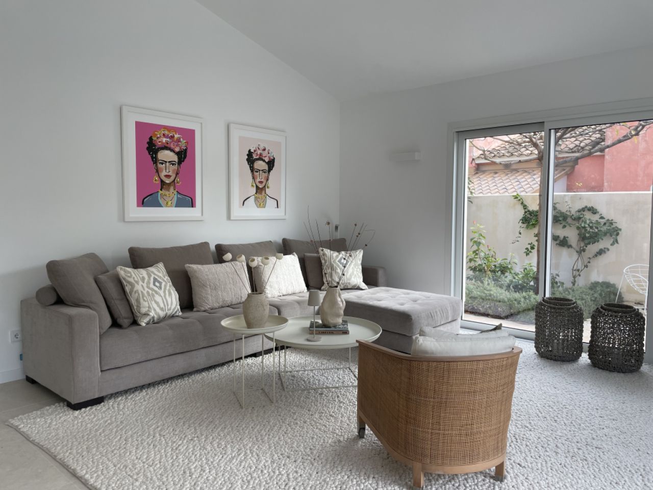 Sofa in the trendy color taupe