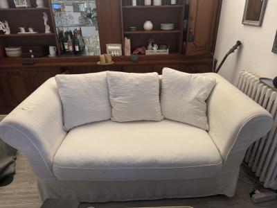 Sofa weiss 2 Sitzer (in Palma)