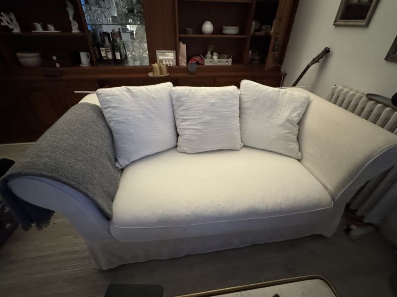 Sofa weiss 2 Sitzer (in Palma)