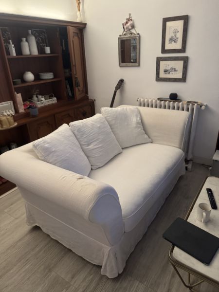 Sofa weiss 2 Sitzer (in Palma)