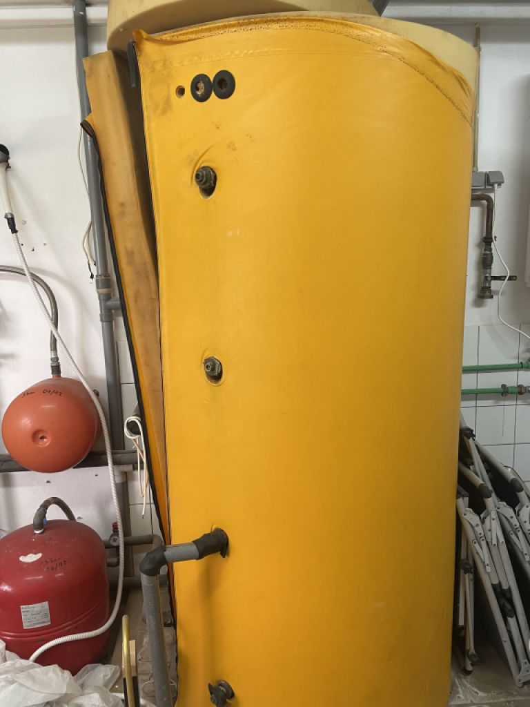 Solar hot water tank