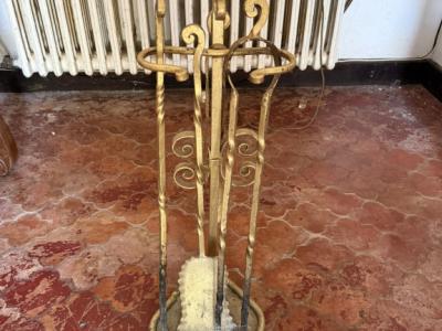 Solides Kaminbesteck mit Halterung