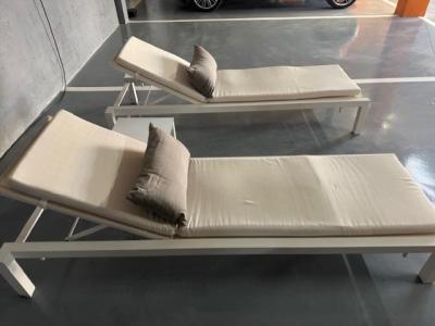 Sonnenliegen-Set mit Rollen, Kissen & Beistelltisch (Last-Minute-Preis)