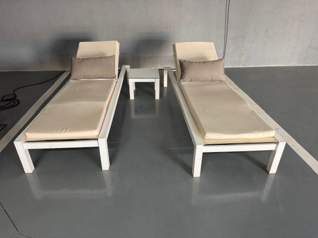 Sonnenliegen-Set mit Rollen, Kissen & Beistelltisch (Last-Minute-Preis)