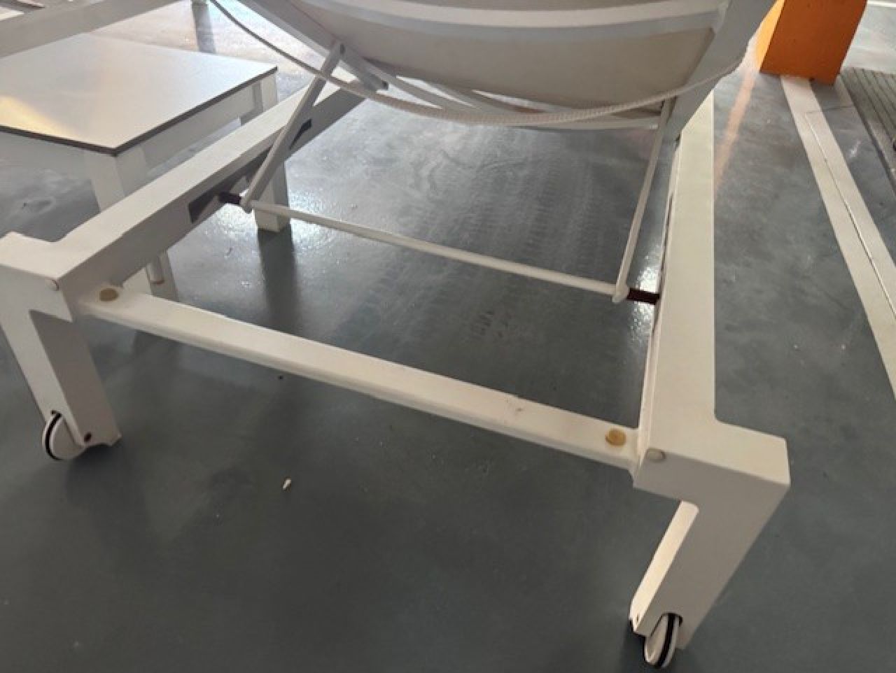 Sonnenliegen-Set mit Rollen, Kissen & Beistelltisch (Last-Minute-Preis)