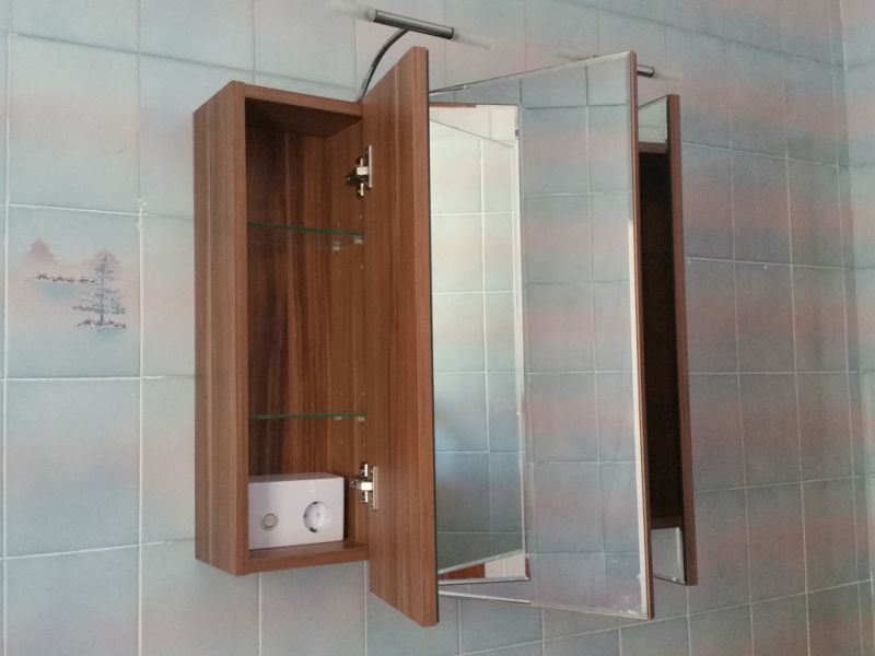 Spiegelschrank 3 türig beleuchtet neu mit Steckdose