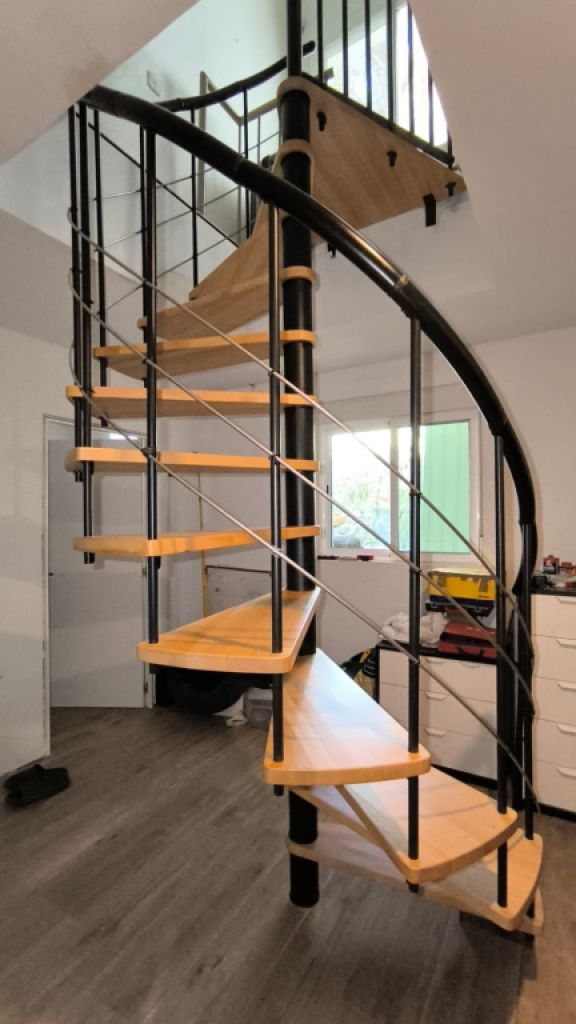 Spindeltreppe aus Massivholz mit Aluminiumhandlauf Stufen in Buche massiv