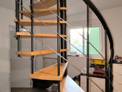 Spindeltreppe aus Massivholz mit Aluminiumhandlauf Stufen in Buche massiv