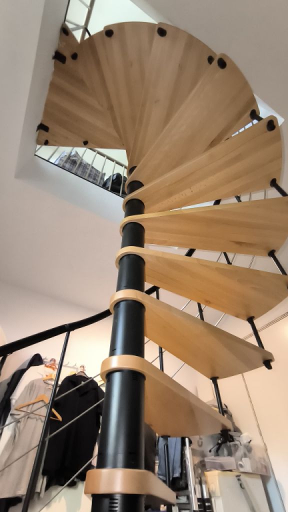 Spindeltreppe aus Massivholz mit Aluminiumhandlauf Stufen in Buche massiv