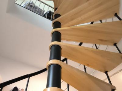 Spindeltreppe aus Massivholz mit Aluminiumhandlauf Stufen in Buche massiv