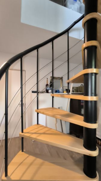 Spindeltreppe aus Massivholz mit Aluminiumhandlauf Stufen in Buche massiv