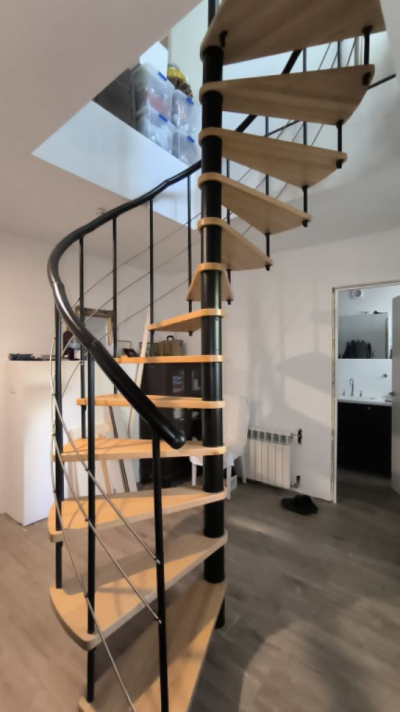 Spindeltreppe aus Massivholz mit Aluminiumhandlauf Stufen in Buche massiv