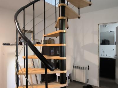 Spindeltreppe aus Massivholz mit Aluminiumhandlauf Stufen in Buche massiv