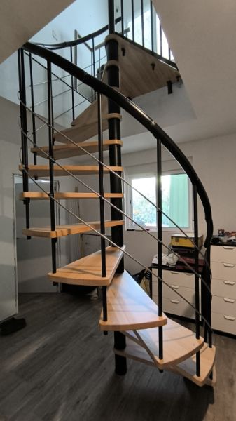 Spindeltreppe aus Massivholz mit Aluminiumhandlauf Stufen in Buche massiv