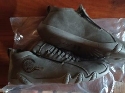 Sporty, lightweight men's shoes -- Size 44