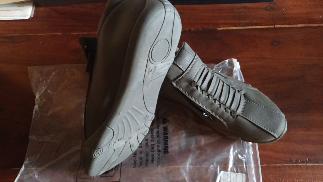 Sporty, lightweight men's shoes -- Size 44