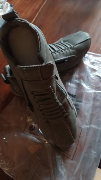 Sporty, lightweight men's shoes -- Size 44