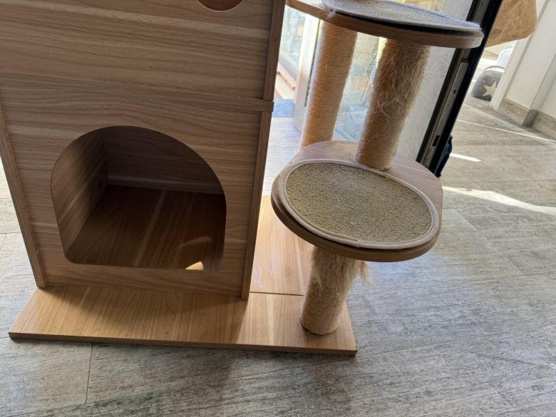 Sturdy wooden cat house, 6 places