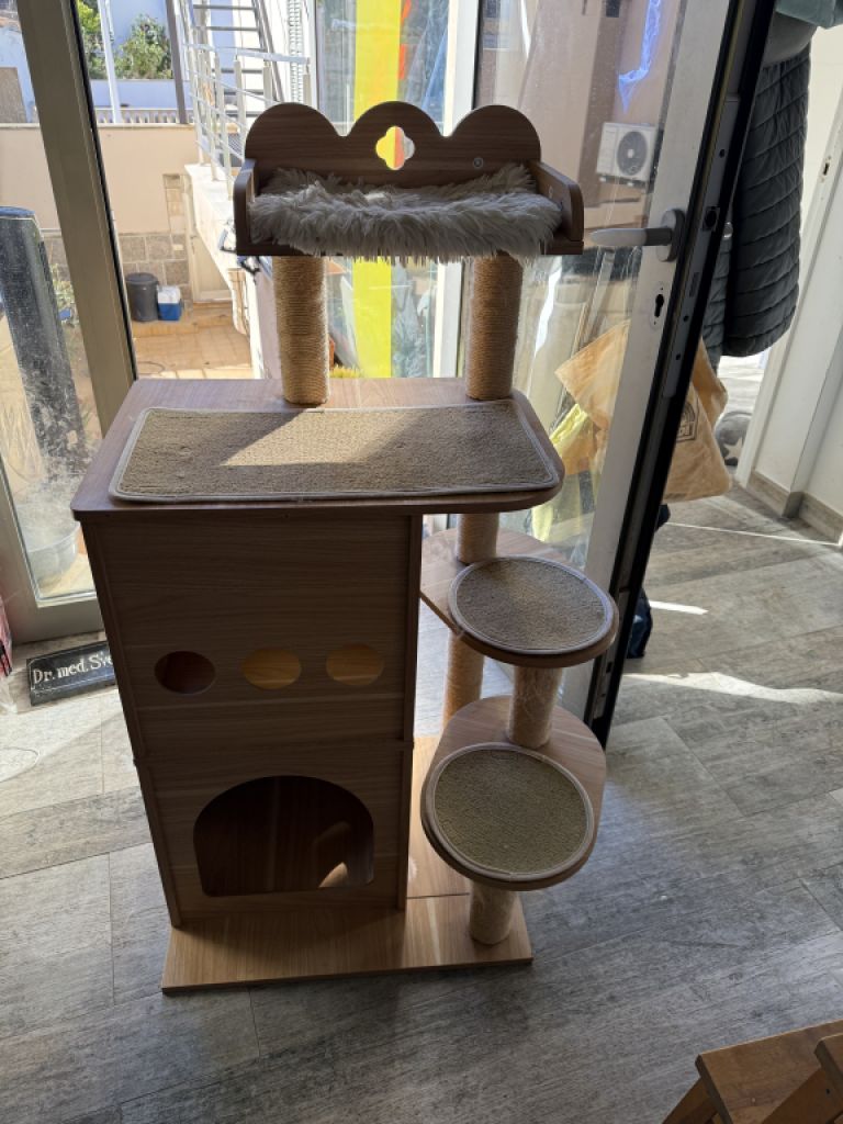 Sturdy wooden cat house, 6 places