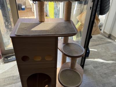 Sturdy wooden cat house, 6 places