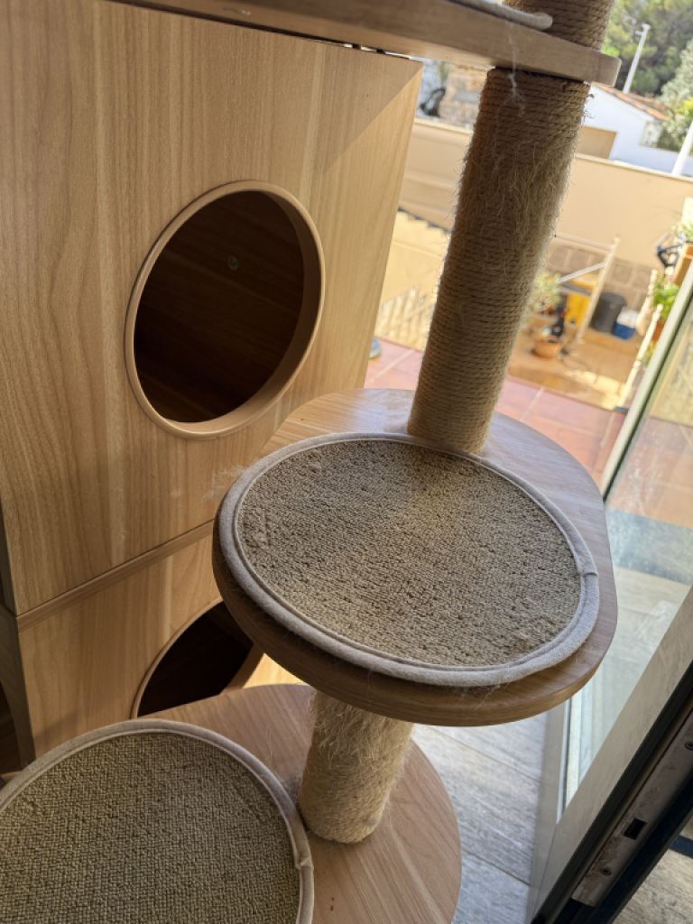 Sturdy wooden cat house, 6 places
