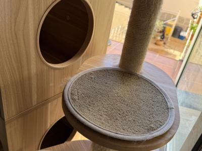 Sturdy wooden cat house, 6 places