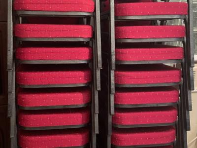 Stapelbare Bankettstühle-rot gepolstert