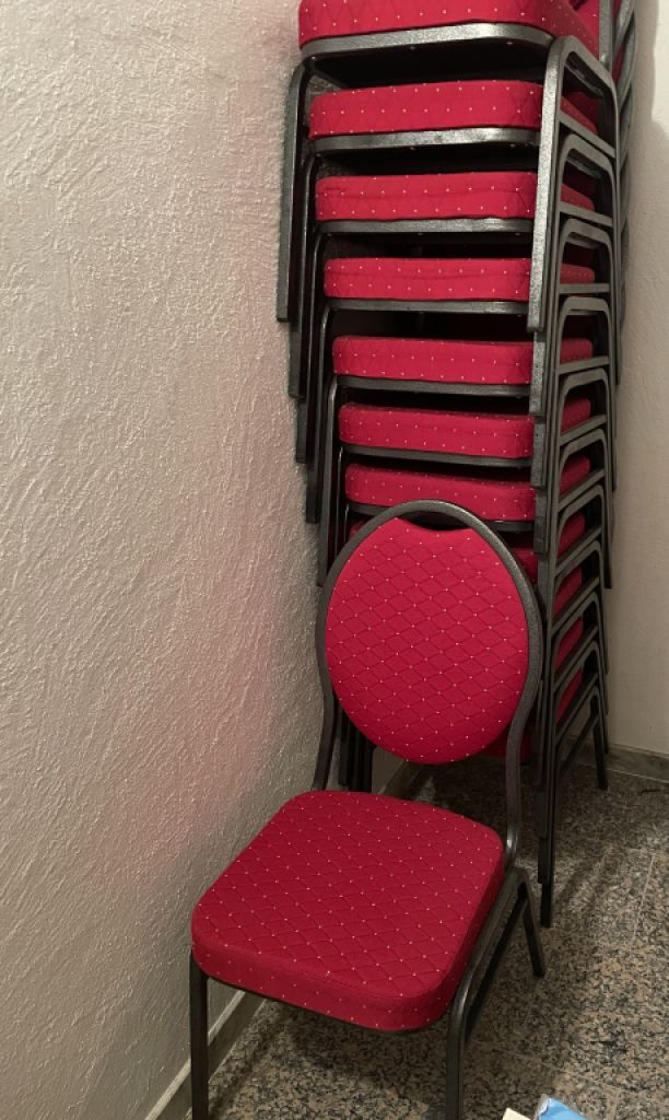 Stapelbare Bankettstühle-rot gepolstert
