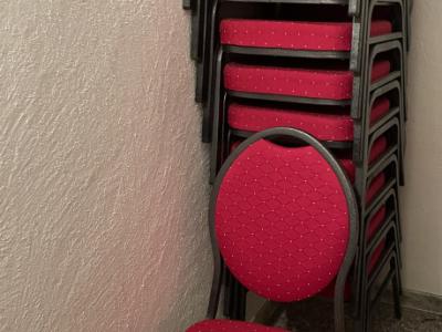 Stapelbare Bankettstühle-rot gepolstert