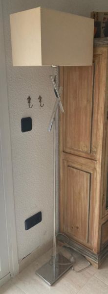 Lámpara de pie disponible