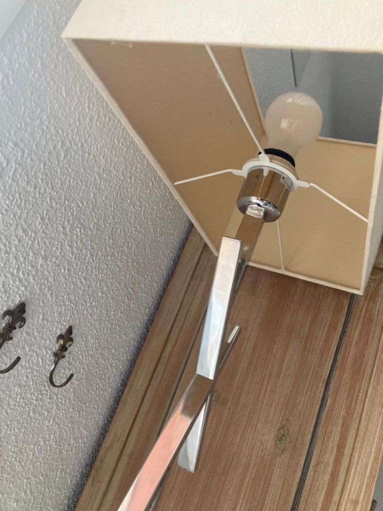 Lámpara de pie disponible