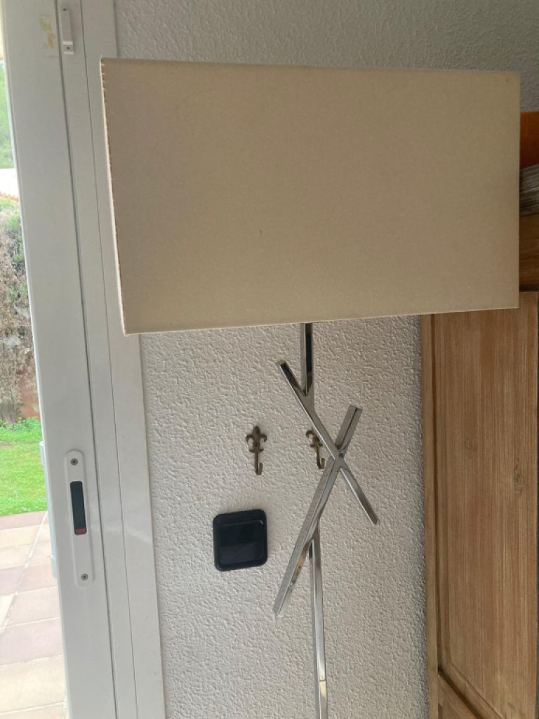 Lámpara de pie disponible