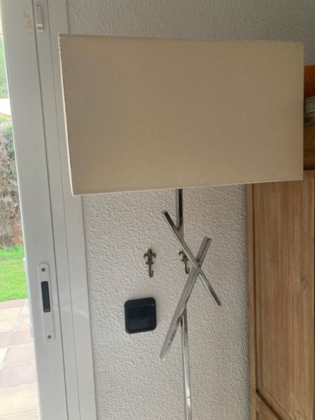 Lámpara de pie disponible