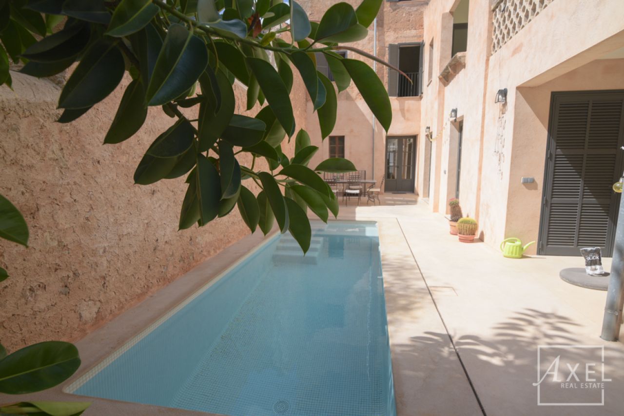 Stilvolles Stadthaus in Campos – frisch renoviert, mit Patio, Pool und historischem Charme