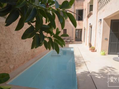 Stilvolles Stadthaus in Campos – frisch renoviert, mit Patio, Pool und historischem Charme