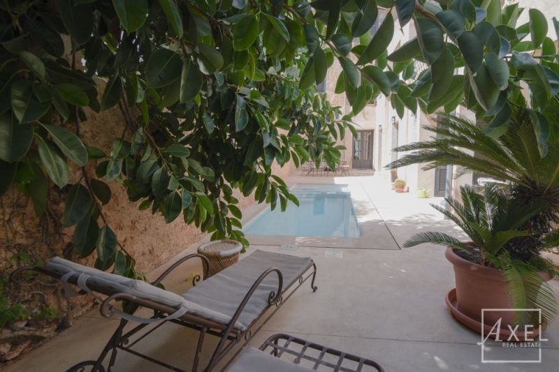 Stilvolles Stadthaus in Campos – frisch renoviert, mit Patio, Pool und historischem Charme