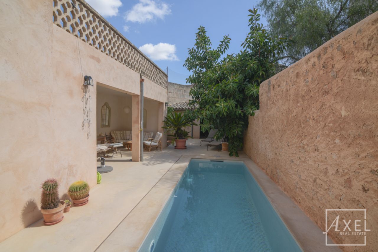 Stilvolles Stadthaus in Campos – frisch renoviert, mit Patio, Pool und historischem Charme