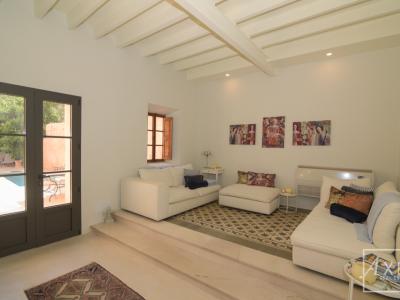 Stilvolles Stadthaus in Campos – frisch renoviert, mit Patio, Pool und historischem Charme