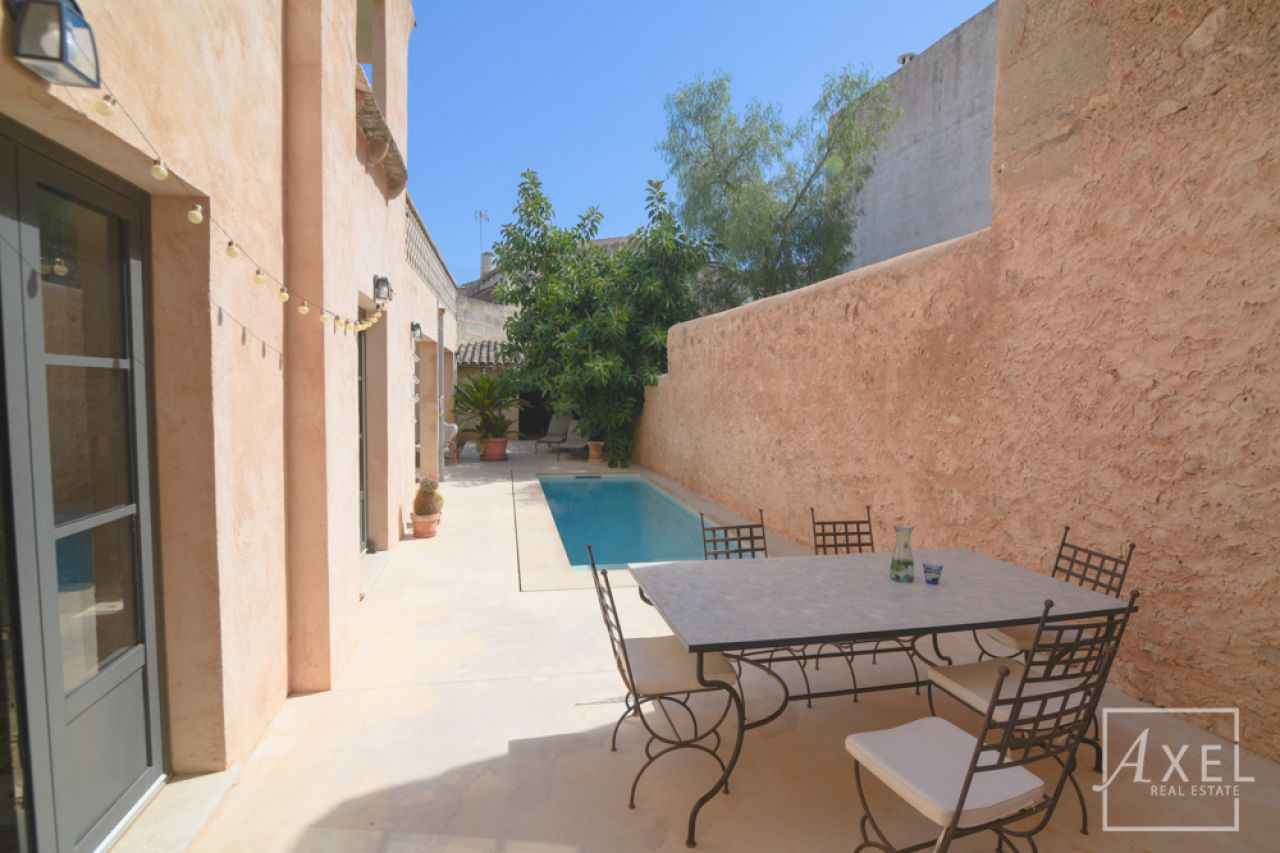 Stilvolles Stadthaus in Campos – frisch renoviert, mit Patio, Pool und historischem Charme