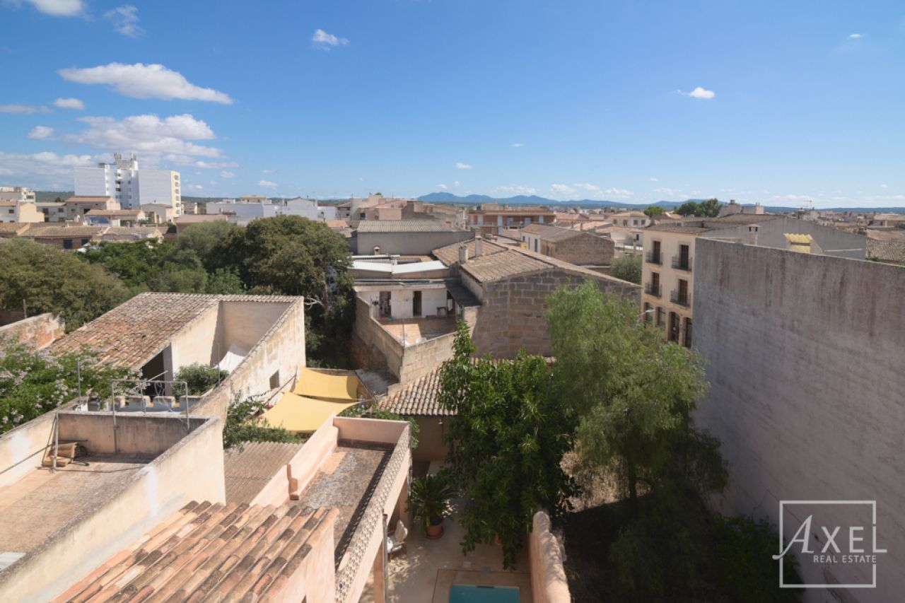 Stilvolles Stadthaus in Campos – frisch renoviert, mit Patio, Pool und historischem Charme