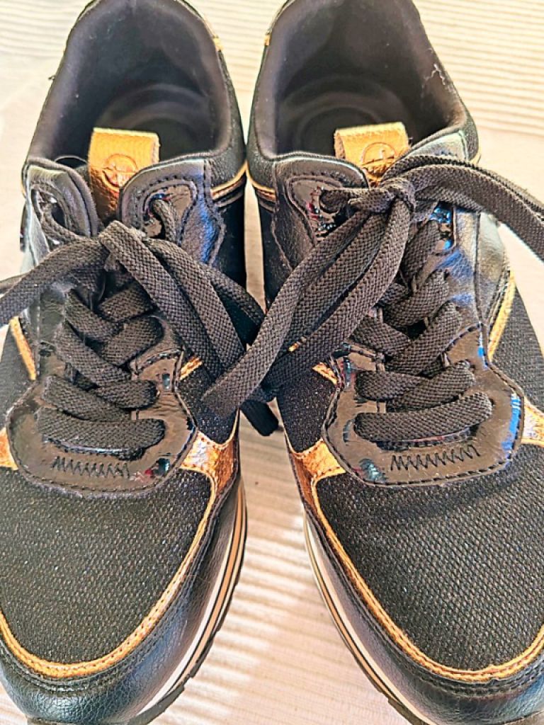 Tamaris Damen-Sneaker in Schwarz mit goldfarbenen Akzenten, Gr. 38, wie neu