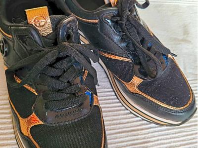 Tamaris Damen-Sneaker in Schwarz mit goldfarbenen Akzenten, Gr. 38, wie neu