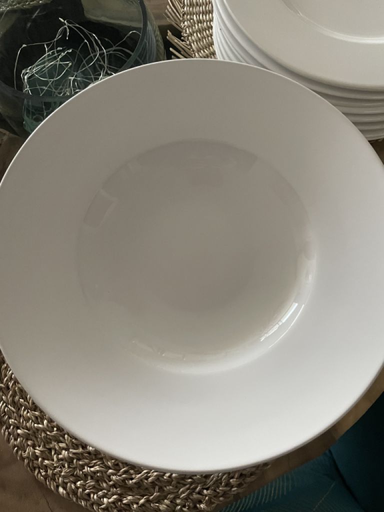 White plates / pasta-soup plates and flat plates