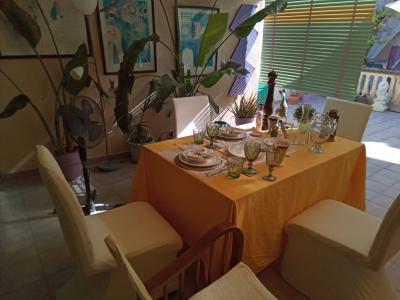 Mesa de terraza con 5 sillas